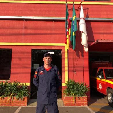 O sargento Pablo Guerra Maria, 33 anos, estava na sala de operações do Corpo de Bombeiros de Bento Gonçalves quando, por volta das 11h, uma mãe desesperada ligou pedindo socorro. O motivo da ligação, de acordo com o agente, seria o engasgamento com um medicamento líquido administrado à bebê de um mês. O sargento orientou pelo viva-voz a mãe e o pai da criança, enquanto uma equipe de socorro deslocava-se à residência, no bairro Maria Goretti. Em menos de cinco minutos, a situação foi resolvida e a bebê passa bem.