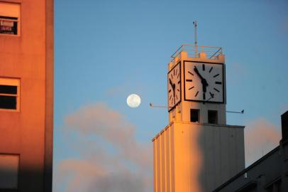  CAXIAS DO SUL, RS, BRASIL, 13/08/2019. Lua é vista acima do prédio da antiga Metalúrgica Abramo Eberlo, entre o relógio e a réplica da primeira casinha de madeira, que deu origem ao império. (Porthus Junior/Agência RBS)