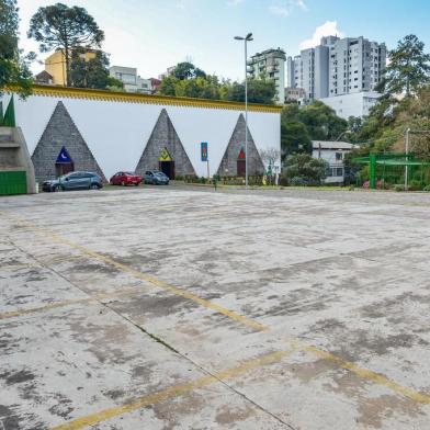 Um terreno público ocupado pela Loja Maçônica Duque de Caxias, no bairro Exposição, foi retomado pela prefeitura de Caxias do Sul nesta terça-feira (27). A reintegração de posse foi conquistada junto à 2ª Vara de Fazenda Pública, assinada pelo juiz João Pedro Cavalli Júnior, e foi cumprida pelo oficial de Justiça, acompanhado da procuradora-geral do município, Cássia Kuhn. A liminar favorável à prefeitura para reintegração de posse foi emitida em 4 de julho deste ano.