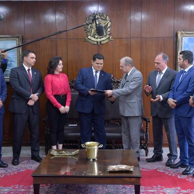 Presidente do Senado Federal, senador Davi Alcolumbre (DEM-AP), recebe, das mãos do senador Tasso Jereissati (PSDB-CE), o relatório da reforma da Previdência. (E/D): senador Oriovisto Guimarães (Podemos-PR); senador Flávio Bolsonaro (PSL-RJ); senadora Simone Tebet (MDB-MS); presidente do Senado Federal, senador Davi Alcolumbre (DEM-AP); relator da PEC 6/2019, senador Tasso Jereissati (PSDB-CE); senador Fernando Bezerra Coelho (MDB-PE); senador Marcos Rogério (DEM-RO); senador Eduardo Gomes (MDB-TO).Foto: Marcos Brandão/Senado Federal