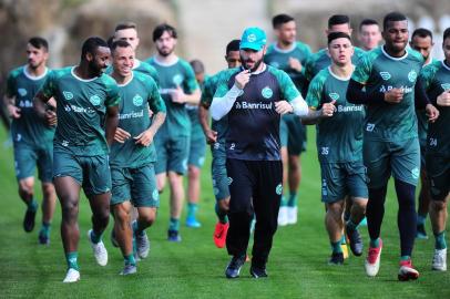  CAXIAS DO SUL, RS, BRASIL, 27/08/2019. Treino do Juventude no CT. O Ju se prepara para o primeiro jogo das quartas-de-final da série C do Campeonato Brasileiro. Na foto, preparador físico Rodrigo Squinalli (C) corre com grupo de jogadores. (Porthus Junior/Agência RBS)