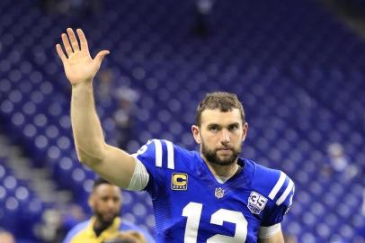  (FILES) In this file photo taken on November 18, 2018 Andrew Luck #12 of the Indianapolis Colts waves to the crowd after a victory against the Tennesse Titans at Lucas Oil Stadium in Indianapolis, Indiana. - Injury-plagued Indianapolis Colts quarterback Andrew Luck is to retire from the NFL, ESPN reported on August 24, 2019. Luck, the number one pick in the 2012 draft, has opted to call time on his career after becoming mentally worn down, according to an ESPN report. (Photo by ANDY LYONS / GETTY IMAGES NORTH AMERICA / AFP)Editoria: SPOLocal: IndianapolisIndexador: ANDY LYONSSecao: American footballFonte: GETTY IMAGES NORTH AMERICAFotógrafo: STR