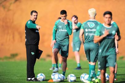  CAXIAS DO SUL, RS, BRASIL, 27/08/2019. Treino do Juventude no CT. O Ju se prepara para o primeiro jogo das quartas-de-final da série C do Campeonato Brasileiro. Na foto, técnico Marquinhos Santos (E). (Porthus Junior/Agência RBS)