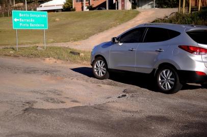  CAXIAS DO SUSLS, RS, BRASIL, 08/07/2019 - Reportagem confere estado das rodovias da região. NA FOTO: RSC-453, entre Farroupilha-Bento Gonçalves-Garibeldijunto ao acesso à ERS-444, em Barracão, Bento, trecho muito ruim, deteriorado no retorno à RSC_453, para quem sai de Bento para seguir para Farroupilha. (Marcelo Casagrande/Agência RBS)