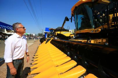  ESTEIO, RS, BRASIL, 27/08/2019- Expointer 2019. Na foto-Carlos Alberto Pimenta de Mendonça, de Santa Maria,  negociando uma colheitadeira New Holland. (FOTOGRAFO: TADEU VILANI / AGENCIA RBS)