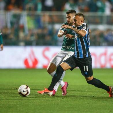 Gremio x PalmeirasRS - FUTEBOL/CONMEBOL LIBERTADORES 2019 /GREMIO X PALMEIRAS - ESPORTES - Lance da partida entre Palmeiras e Gremio disputada na noite desta terca-feira, no EstÃ¡dio do Pacaembu, valida pelas quartas de final da Conmebol Libertadores 2019. FOTO: LUCAS UEBEL/GREMIO FBPAEditoria: SPOIndexador: Lucas UebelSecao: futebolFonte: Gremio.netFotógrafo: Gremio x Palmeiras