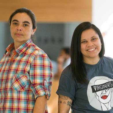 Pâmela Soares, do Coletivo Virgínias (à direita), e Carol Bastos, militante do movimento lésbico, articuladora da Liga Brasileira de LésbicasPORTO ALEGRE, RS, BRASIL, 27/08/2019- Três militantes falam sobre as demandas do movimento em relação à saúde reprodutiva e sexual das mulheres lésbicas. (FOTOGRAFO: ANDRÉA GRAIZ / AGENCIA RBS)Indexador: Andrea Graiz