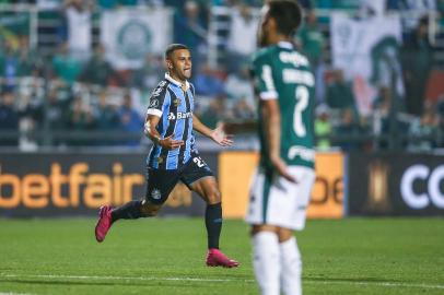 Alisson, meia-atacante do Grêmio após marcar gol contra o Palmeiras no Pacaembu