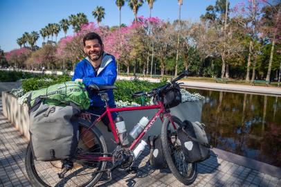 Canadense está há três anos na estrada de bicicleta. Ele chegou nesta semana a Porto Alegre. ¿? sua primeira vez no Brasil.