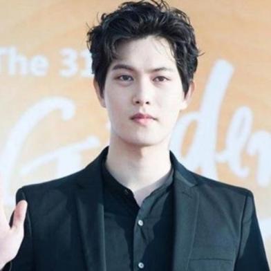 Cantor de k-pop Lee Jong Hyun é expulso da banda CNBLUE