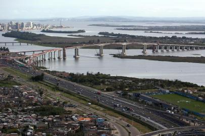  PORTO ALEGRE, RS, BRASIL - Esta nova ponte do Guaíba vai ampliar a interligação da Região Metropolitana de Porto Alegre com o sul do Estado proporcionando uma conexão sobre o Delta do Rio Jacuí sem as interrupções que ocorrem diariamente na ponte existente.O empreendimento terá uma extensão de 2,9 quilômetros com um total de 7,3 quilômetros em obras de áreas especiais (alargamento da ponte Saco da Alemoa, elevada e viadutos). Com 28 metros de largura nos vãos principais, a pista contará com duas faixas de rolamento com acostamento e refúgio central.