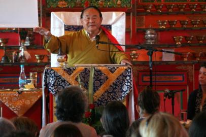  Mestre Budista Sogyal Rinpoche em Três Coroas.