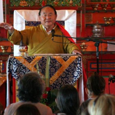  Mestre Budista Sogyal Rinpoche em Três Coroas.