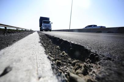  CANOAS,RS,BRASIL.2019,08,29.Blitz na BR 448,Operarios da CCR,fazem consertso dos desniveis,mas ainda ha muitos buracos e muitso desniveis.Na foto.Tiago José.(RONALDO BERNARDI/AGENCIA RBS).