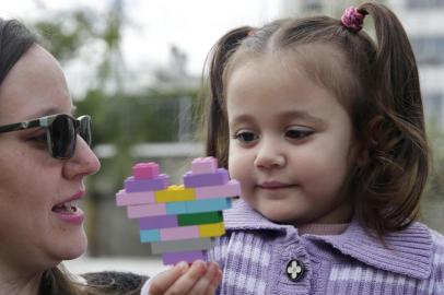  CANOAS, RS, BRASIL, 21-08-2019: A transplantada Giovanna de Bairros Bloedow, 2 anos, com a mãe, Luane de Bairros Bloedow, em casa, em Canoas. A menina passou por um transplante de coração e hoje se adapta a uma nova vida. (Foto: Mateus Bruxel / Agência RBS)