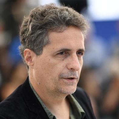 Brazilian film director Kleber Mendonca Filho poses during a photocall for the film "Bacurau" at the 72nd edition of the Cannes Film Festival in Cannes, southern France, on May 16, 2019. (Photo by LOIC VENANCE / AFP)