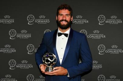 Alisson, ex-Inter, é eleito o melhor goleiro da Europa na temporada