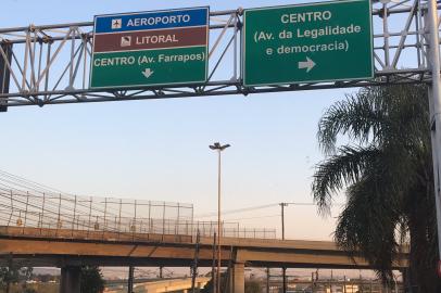 Placas no entorno da freeway ainda apontam caminho pela Avenida da Legalidade e da Democracia, nome que voltou a ser Castello Branco há um ano