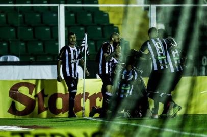  FLORIANÓPOLIS, SANTA CATARINA, BRASIL - FOTO: TIAGO GHIZONI/DIÁRIO CATARINENSE - 24/08/2019 - Os jogadores do Figueirense trocaram o WO e a semana de greve pelo coração e pela garra. Jogando no limite e com forte apoio da maioria dos 2,9 mil torcedores que estiveram no Orlando Scarpelli, o Figueira empatou em 2 a 2 com o CRB na noite deste sábado no Orlando Scarpelli.