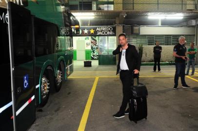  CAXIAS DO SUL, RS, BRASIL, 29/08/2019. Delegação do Juventude embarca para Imperatriz onde faz o primeiro confronto das quartas de final da série C do Campeonato Brasileiro. Os dois jogo do dão acesso à série B e serão contra Imperatriz. Na foto, técnico Marquinhos Santos. (Porthus Junior/Agência RBS)Indexador: Porthus Junior                  