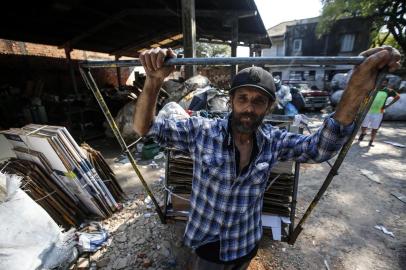  PORTO ALEGRE, RS, BRASIL - 2019.08.27 - Associação de Reciclagem Ecológica da Vila dos Papeleiros, em Porto Alegre, vive a incerteza do que será o futuro com lei da prefeitura que proíbe a profissão de carrinheiros. Na foto: Marcelo Haack (Foto: ANDRÉ ÁVILA/ Agência RBS)Indexador: Andre Avila