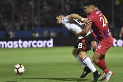 Argentinas River Plate Rafael Borre (L) is grabbed by Paraguays Cerro Porteno Juan Patino during a Copa Libertadores football match between Paraguays Cerro Porteno and Argentinas River Plate in Asuncion, Paraguay, on August 29, 2019. (Photo by NORBERTO DUARTE / AFP)