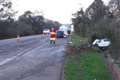  Seis pessoas morreram em uma colisão frontal envolvendo dois carros na BR-386 na madrugada desta sexta-feira (30). O acidente foi por volta das 4h15min, no km 236 da rodovia, no município de Soledade, no norte do Estado.De acordo com a Polícia Rodoviária Federal (PRF), cinco vítimas morreram no local e uma no hospital. Ainda conforme a PRF, todas estavam no mesmo veículo, um Peugeot com placas de Porto Alegre, que seguia no sentido Capital-Interior e teria invadido a pista contrária.