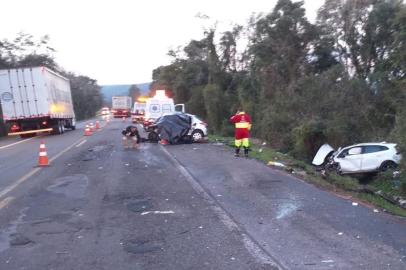  Seis pessoas morreram em uma colisão frontal envolvendo dois carros na BR-386 na madrugada desta sexta-feira (30). O acidente foi por volta das 4h15min, no km 236 da rodovia, no município de Soledade, no norte do Estado.De acordo com a Polícia Rodoviária Federal (PRF), cinco vítimas morreram no local e uma no hospital. Ainda conforme a PRF, todas estavam no mesmo veículo, um Peugeot com placas de Porto Alegre, que seguia no sentido Capital-Interior e teria invadido a pista contrária.