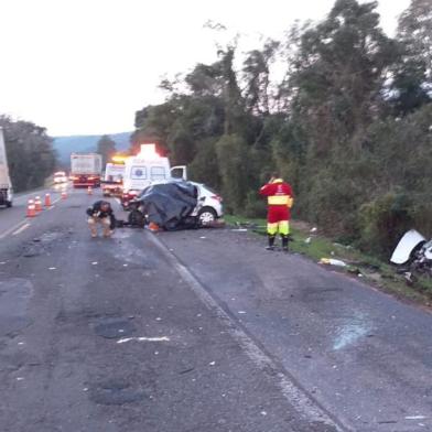  Seis pessoas morreram em uma colisão frontal envolvendo dois carros na BR-386 na madrugada desta sexta-feira (30). O acidente foi por volta das 4h15min, no km 236 da rodovia, no município de Soledade, no norte do Estado.De acordo com a Polícia Rodoviária Federal (PRF), cinco vítimas morreram no local e uma no hospital. Ainda conforme a PRF, todas estavam no mesmo veículo, um Peugeot com placas de Porto Alegre, que seguia no sentido Capital-Interior e teria invadido a pista contrária.