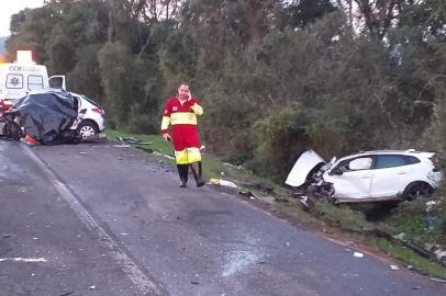  Seis pessoas morreram em uma colisão frontal envolvendo dois carros na BR-386 na madrugada desta sexta-feira (30). O acidente foi por volta das 4h15min, no km 236 da rodovia, no município de Soledade, no norte do Estado.De acordo com a Polícia Rodoviária Federal (PRF), cinco vítimas morreram no local e uma no hospital. Ainda conforme a PRF, todas estavam no mesmo veículo, um Peugeot com placas de Porto Alegre, que seguia no sentido Capital-Interior e teria invadido a pista contrária.