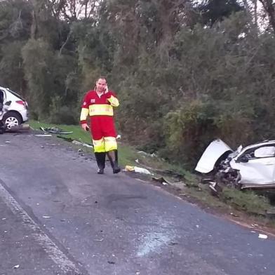  Seis pessoas morreram em uma colisão frontal envolvendo dois carros na BR-386 na madrugada desta sexta-feira (30). O acidente foi por volta das 4h15min, no km 236 da rodovia, no município de Soledade, no norte do Estado.De acordo com a Polícia Rodoviária Federal (PRF), cinco vítimas morreram no local e uma no hospital. Ainda conforme a PRF, todas estavam no mesmo veículo, um Peugeot com placas de Porto Alegre, que seguia no sentido Capital-Interior e teria invadido a pista contrária.