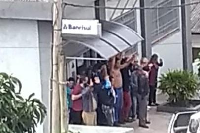  Quatro homens armados invadiram o Banrisul de Santana da Boa Vista, no sul do Estado, fizeram cordão humano e levaram três pessoas como reféns. O trio raptado foi deixado em uma estrada de chão batido, no interior do município.As pessoas levadas pela quadrilha são uma funcionária, responsável pela limpeza da agência, e dois clientes, entre eles o agricultor Francisco Domingues. O ataque ocorreu por volta de 10h45min desta sexta-feira (30).