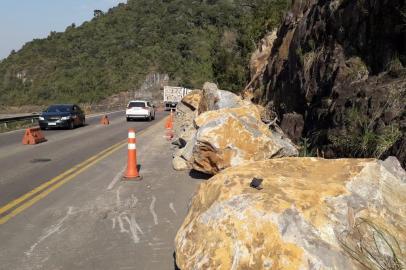 Três meses após queda de encosta, pedras seguem na pista na Rota do Sol, em Itati. Daer diz que material foi mantido por questões de segurança, em caso de novo desmoronamento