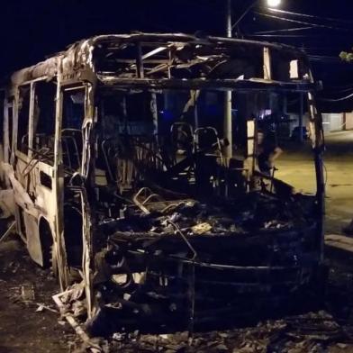  PORTO ALEGRE, RS, BRASIL - 28/01/2019 - Ônibus queimado na Vila dos Sargentos.