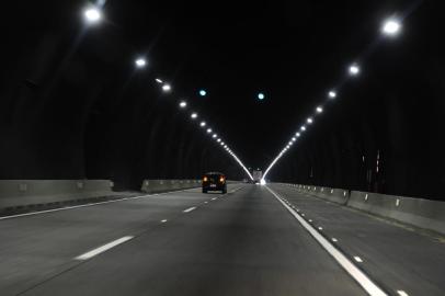  PORTO ALEGRE, RS, BRASIL, 30/08/2019-A BR-101 se encontra em boas condições. Bem demarcada e sinalizanada, teve uma mudança na iluminação do túnel, que agora é de lead e na saída do mesmo foi posto uma proteção feita de tela ofuscante.   (FOTOGRAFO: RONALDO BERNARDI / AGENCIA RBS)