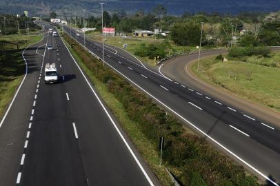  PORTO ALEGRE, RS, BRASIL, 30/08/2019-A BR-101 se encontra em boas condições. Bem demarcada e sinalizanada, teve uma mudança na iluminação do túnel, que agora é de lead e na saída do mesmo foi posto uma proteção feita de tela ofuscante.   (FOTOGRAFO: RONALDO BERNARDI / AGENCIA RBS)