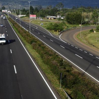  PORTO ALEGRE, RS, BRASIL, 30/08/2019-A BR-101 se encontra em boas condições. Bem demarcada e sinalizanada, teve uma mudança na iluminação do túnel, que agora é de lead e na saída do mesmo foi posto uma proteção feita de tela ofuscante.   (FOTOGRAFO: RONALDO BERNARDI / AGENCIA RBS)