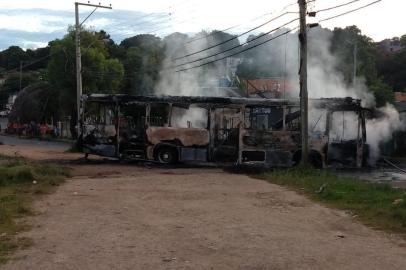  PORTO ALEGRE, RS, BRASIL - 28/01/2019 - Ônibus queimado na Vila dos Sargentos.