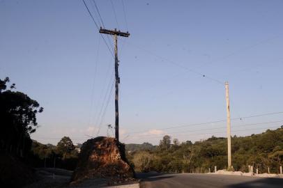  CAXIAS DO SUL, RS, BRASIL (30/08/2019)Empresa atrasa retirada de postes na Estrada dos Romeiros e prefeitura de Caxias abre processo de penalização. Obra seria concluída em setembro, mas agora não há prazo, afirma Secretaria de Obras. (Antonio Valiente/Agência RBS)