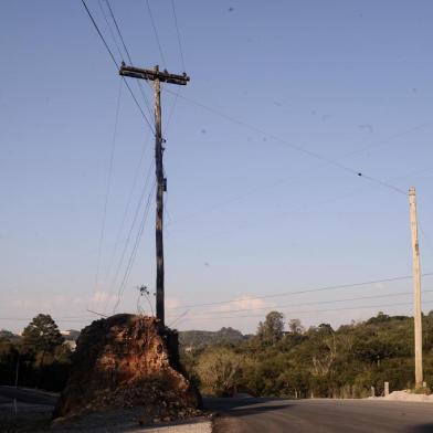  CAXIAS DO SUL, RS, BRASIL (30/08/2019)Empresa atrasa retirada de postes na Estrada dos Romeiros e prefeitura de Caxias abre processo de penalização. Obra seria concluída em setembro, mas agora não há prazo, afirma Secretaria de Obras. (Antonio Valiente/Agência RBS)