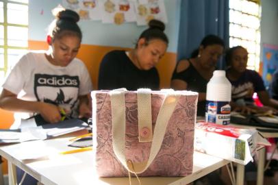  PORTO ALEGRE, RS, BRASIL, 28/08/2019- Alunas da oficina de bolsa clutch e brincos sustentáveis oferecido pelo Programa Envolva-se do Senac-RS.(FOTOGRAFO: ANDRÉA GRAIZ / AGENCIA RBS)Indexador: Andrea Graiz