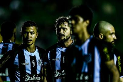  FLORIANÓPOLIS, SANTA CATARINA, BRASIL - FOTO: TIAGO GHIZONI/DIÁRIO CATARINENSE - 24/08/2019 - Os jogadores do Figueirense trocaram o WO e a semana de greve pelo coração e pela garra. Jogando no limite e com forte apoio da maioria dos 2,9 mil torcedores que estiveram no Orlando Scarpelli, o Figueira empatou em 2 a 2 com o CRB na noite deste sábado no Orlando Scarpelli.