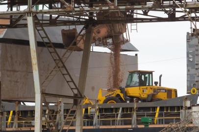 EconÃ´mia -   ExportaÃ§Ã£o de Arroz em alta. Foto: FÃ¡bio Gomes / ZHRIO GRANDE, RS, BRASIL, 09-07-2018. Carregamento de cavaco de madeira no navio. (FÁBIO GOMES/ESPECIAL)Indexador: Fabio Gomes