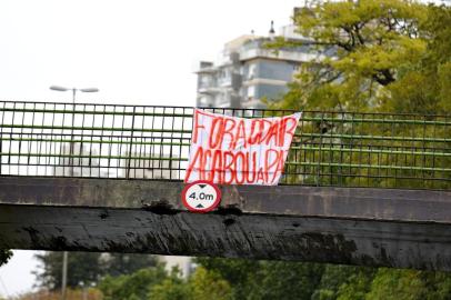  PORTO ALEGRE, RS, BRASIL 08/03/2017 - Faixa de protesto dos torcedores do Inter, passarela Parcão. (FOTO: ROBINSON ESTRÁSULAS/AGÊNCIA RBS)