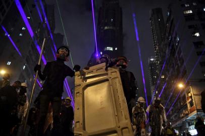 Protesters gather on Hennessy Road in Hong Kong on August 31, 2019, in the latest opposition to a planned extradition law that has since morphed into a wider call for democratic rights in the semi-autonomous city. - Chaos engulfed Hong Kongs financial heart on August 31 as police fired tear gas and water cannon at petrol bomb-throwing protesters, who defied a ban on rallying -- and mounting threats from China -- to take to the streets for a 13th straight weekend. (Photo by Lillian SUWANRUMPHA / AFP)