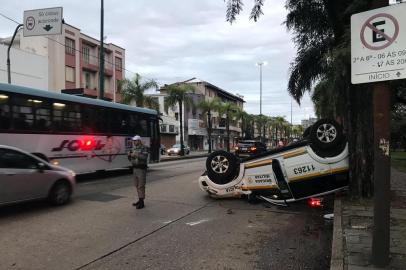 Porto Alegre - Viatura da Brigada Militar capota em Porto Alegre na Avenida Farrapos. Policial ficou ferida, sem gravidade. 