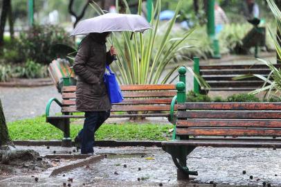  CAXIAS DO SUL, RS, BRASIL, 31/08/2019. Ambiental de clima no centro de Caxias. Chuva predominou durante toda a manhã. (Porthus Junior/Agência RBS)