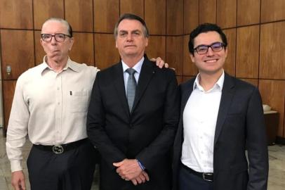 Cirurgião Antônio Luiz Macedo (E), presidente Jair Bolsonaro e cardiologista Leandro Echenique.