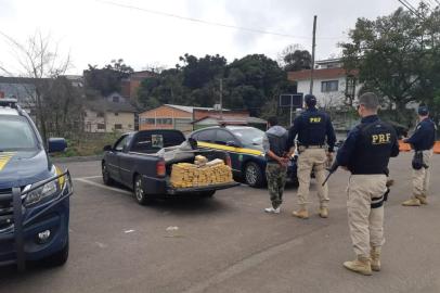 PRF apreende carga de maconha e prende homem por tráfico de drogas em Farroupilha. Aproximadamente 100 quilos do entorpecente estavam em uma Saveiro azul emplacada em Caxias do Sul.