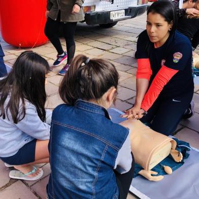 Os primeiros minutos de atendimento a um paciente com parada cardiorrespiratória são determinantes para salvar sua vida. Orientar e ajudar o público a entender como agir até o socorro chegar foi o objetivo de uma capacitação do Serviço de Atendimento Móvel de Urgência (Samu) que ocorreu neste domingo. NA FOTO ENFERMEIRA Maria Karolina Feijó